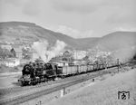 Mit abblasenden Sicherheitsventilen wartet 95 0036 im Bahnhof Rauenstein (Thür) auf die Ausfahrt nach Sonneberg. (14.09.1974) <i>Foto: Michael Malke</i>