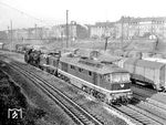 In Karl-Marx-Stadt-Hilbersdorf ist ein Lokzug mit DR 132 068, DR 110 096 (beide vom Bw Karl-Marx-Stadt) und 86 1551 (Bw Aue/Sachs) unterwegs. (25.01.1975) <i>Foto: Michael Malke</i>
