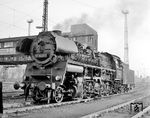 58 3025 vom Bw Riesa im Rangierbahnhof Karl-Marx-Stadt-Hilbersdorf. Im Dezember 1959 war sie aus der badischen G 12 58 285 rekonstruiert worden. Diese war erst 3 Jahre zuvor aus Polen an die Reichsbahn zurückgegeben worden. Schön zu sehen ist hier die von der hintersten Kuppelachse angetriebene Schwinge der Steuerung des Innenzylinders. (25.01.1975) <i>Foto: Michael Malke</i>