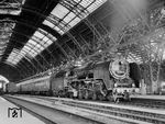 01 2120 mit D 176 in der imposanten Halle des Dresdner Hauptbahnhofs. (09.05.1976) <i>Foto: Michael Malke</i>