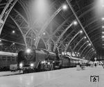 Im Mai 1982 kam der "historische Rheingold" aus Köln zum zweiten Mal in die DDR. Das Bild zeigt die Dresdner 01 137 (01 2137) nach Ankunft des Sonderzuges aus Dresden nachts um 1.00 Uhr in Leipzig Hbf. (30.05.1982) <i>Foto: Michael Malke</i>