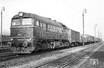 Mit einem Güterzug aus der DDR kam die Reichenbacher V 200 026 direkt neben den Bahnsteigen in Hof Hbf zum Stehen. Dadurch war noch ein Bild vor der Mitfahrt im D 142 (Abfahrt um 8.05 Uhr) möglich. (05.04.1969) <i>Foto: Wolfgang Bügel</i>