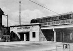 Der S-Bahnhof Tempelhof der südlichen Ringbahn befindet sich an der Kreuzung des Tempelhofer Damms mit der Bundesautobahn 100, etwa einen Kilometer südlich der Empfangshalle des Flughafens Tempelhof. Ein erster Bahnhof entstand mit dem Bau der Ringbahn im Jahr 1871. Ursprünglich befand er sich etwas weiter westlich des heutigen Bahnhofs, wurde aber 1895 an den Tempelhofer Damm (damals: Berliner Straße) verlegt, um damit einen damals dort bestehenden Militär-Stützpunkt besser an das Schienennetz anzubinden. 1928 wurden die Personenverkehrsgleise der Ringbahn elektrifiziert und 1930 in das System der Berliner S-Bahn eingegliedert. Am 22. Dezember 1929 wurde unter dem Tempelhofer Damm südlich der Ringbahn zudem ein U-Bahnhof eröffnet, mit dem erstmals in Berlin eine direkte Umstiegsmöglichkeit zwischen S- und U-Bahn in einem gemeinsamen Zugangsbauwerk geschaffen wurde.   (1931) <i>Foto: RVM</i>