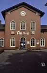 Der Bahnhof Au (Sieg) hat trotz der geringen Einwohnerzahl des Ortes als Trennungsbahnhof eine wichtige Funktion in der Region. Insbesondere für Berufspendler aus dem Landkreis Altenkirchen und dem Westerwaldkreis stellt er eine wichtige Anbindung in Richtung Siegen, Köln, Bonn, Düsseldorf und Aachen dar. Der Bahnhof wurde am 1. August 1860 als Bestandteil der Deutz-Gießener Bahn der Cöln-Mindener Eisenbahn-Gesellschaft eröffnet. Am 1. Mai 1887 ging die Oberwesterwaldbahn nach Altenkirchen in Betrieb, wo Anschluss nach Engers bestand. Dadurch wurde Au zu einem Eisenbahnknotenpunkt mit ausgedehnten Gleisanlagen. Seit dem 2. Juni 1991 ist der Bahnhof Endbahnhof der Kölner S-Bahn-Linie S12. Derzeit wird der Zustand des Empfangsgebäudes von vielen Pendlern als Schandfleck empfunden. Ende 2019 überlegte die Gemeinde Windeck den Bahnhof zu kaufen. (02.06.1993) <i>Foto: Peter Schiffer</i>