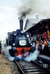 Im September 1975 fand eine Festwoche anlässlich des 100. Jahres der Eröffnung der Bahnstrecke Karl-Marx-Stadt (Chemnitz) - Aue (-Adorf) statt. Da die Streckenunterbrechung durch den Talsperrenbau Eibenstock bereits beschlossen war, durfte nur für den Abschnitt Karl-Marx-Stadt – Aue das Jubiläum gefeiert werden; dass die Strecke weiter bis nach Adorf führte, war kein Thema. Neben mehreren Sonderzügen, wie hier mit 89 6009, wurde auch eine Fahrzeugausstellung im Bahnhof Zwönitz – welcher das Zentrum der Feierlichkeiten bildete – organisiert. Über 40.000 Personen nahmen an der Festwoche teil. Neben einer Broschüre entstand auch ein Bericht für die Aktuelle Kamera.  (09.1975) <i>Foto: Johannes Leichsenring</i>