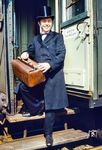 "Hier Zwönitz - der Zug endet hier - bitte alles aussteigen!" Auch die Reisenden hatten sich dem Anlaß entsprechend gekleidet. (09.1975) <i>Foto: Johannes Leichsenring</i>