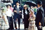 Gut gelaunte Komparsen beim Streckenjubiläum in Zwönitz. (09.1975) <i>Foto: Johannes Leichsenring</i>