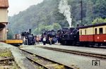 Zur Mittagszeit haben sich 99 5906, 99 6001 und 99 5902 im Bahnhof Alexisbad versammelt. Hier werden die Züge nach Gernrode - Straßberg (Harz) und Harzgerode neu sortiert. (1977) <i>Foto: Johannes Leichsenring</i>