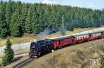 Am Grenzzaun kurz vor Sorge (Harz) rollt 99 7235 mit P 14445 nach Benneckenstein vorbei. (21.02.1990) <i>Foto: Wolfgang Bügel</i>