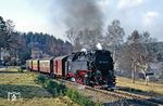 99 7244 mit P 14407 nach Nordhausen bei Sorge. Der Ortsname soll (wie beim benachbarten Elend) die zur Zeit der Gründung des Ortes herrschenden sorgenvollen Verhältnisse widerspiegeln. Im Ort selbst ist hingegen die Auffassung verbreitet, dass sich der Name Sorge von dem mittelhochdeutschen Wort Zarge = Grenze ableitet, da im Mittelalter bei Sorge die Grenzen verschiedener Herrschaftsbereiche verliefen. Mit Eröffnung der Harzquerbahn erhielt der Ort Sorge im März 1899 Anschluss an das Eisenbahnnetz. Bereits im August des gleichen Jahres folgte mit der Eröffnung der Zweiglinie der Südharzbahn ein weiterer Anschluss. Das Empfangsgebäude in Sorge wurde wegen Schwammbefall und im Zuge von Grenzsicherungsmaßnahmen 1975 abgerissen. Für die Harzquerbahn wurde 1974 ein neuer Haltepunkt in der Ortsmitte errichtet.  (21.02.1990) <i>Foto: Wolfgang Bügel</i>