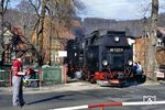 99 7237 bedient den Gleisanschluss der Papierfabrik in Wernigerode, wo die damals allseits beliebten Toilettenkrepprollen mit den Qualitätsmerkmalen hart, rau und hauchdünn produziert wurden. Heute befindet sich auf dem Gelände das Zentralgebäude der Hochschule Harz. (21.02.1990) <i>Foto: Wolfgang Bügel</i>