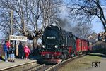 In Wernigerode Kirchstraße wird der P 14433 nach Schierke mit 99 7235 erwartet. (21.02.1990) <i>Foto: Wolfgang Bügel</i>