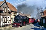 Neben der Querung der Straßenkreuzung am Westerntor ist die straßenbahnähnliche Fahrt der Harzquerbahn durch die Kirchstraße wohl die bekannteste Fotostelle in Wernigerode. 99 7235 ist diesmal mit P 14433 hier unterwegs. (21.02.1990) <i>Foto: Wolfgang Bügel</i>