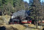 Drahtzug liegt im schmalen Selketal am linken Ufer der Selke und besteht aus nur wenigen Gebäuden. Unmittelbar westlich der Ortslage verfäuft die Selketalbahn, die in Drahtzug auch einen Bedarfshalt unterhält, den gleich 99 7238 mit P 14465 nach Hasselfelde ohne Halt passieren wird. (22.02.1990) <i>Foto: Wolfgang Bügel</i>