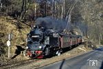 Neben den Neubauloks der Baureihe 99.23-24, die inzwischen die Vorherrschaft auf der Selketalbahn übernommen hatten, war 1990 nur noch 99 6001 von den kleineren Loks im Einsatz, die hier zwischen Mägdesprung und Drahtzug vor P 69717 angefahren kommt. (22.02.1990) <i>Foto: Wolfgang Bügel</i>