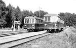 Die Franzburger Kreisbahnen (FKB) war eine Bahngesellschaft in Vorpommern. Sie betrieb Schmalspurbahnstrecken zwischen Stralsund, Barth und Damgarten. Der Name geht auf den damaligen Kreis Franzburg in der preußischen Provinz Pommern zurück. Hier stehen der VB 147 561 und VT 137 562 im Bahnhof Stralsund-Stadtwald. Der VB war am 11. Dezember 1951 aus dem ehemaligen VT 137 564 umgebaut worden. Das französische Aussehen kommt nicht von ungefähr; der Triebwagen des „Typs Morbihan“ wurde von den deutschen Besatzern 1942 von der Chemins de fer du Morbihan (CM) aus der Bretagne nach Deutschland zu den Franzburger Kreisbahnen gebracht. Der Triebwagen verblieb (neben zwei weiteren requirierten VT) auch nach dem Ende des Zweiten Weltkriegs bis zur Verschrottung dort. (20.08.1966) <i>Foto: Gerd Wolff</i>