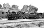 99 556 und 553, zwei IV K mit Druckluftbremse und den auf Rügen typischen Luftbehältern über dem Kessel, im Bahnhof Altefähr. 99 553 hatte als erste IV K am 20.9.1962 das Raw „DSF“ Görlitz-Schlauroth mit einem neuen geschweißten Dampfkessel verlassen. Ein langes Leben war ihr dennoch nicht mehr beschieden, denn bereits am 25.3.1967 wurde sie von der Ausbesserung zurückgestellt und genau ein Jahr später ausgemustert. 99 556 schaffte es noch bis ins Jahr 1968. (20.08.1966) <i>Foto: Gerd Wolff</i>