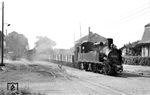 99 553 macht sich bei Rangierarbeiten im Bahnhof Garz nützlich. Dabei sind natürlich wieder Wagen mit Braunkohle. Braunkohle war der wichtigste Energieträger der DDR und jahrelang das nach Gewicht meisttransportierte Gut der Reichsbahn. (20.08.1966) <i>Foto: Gerd Wolff</i>