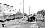 Im Bahnhof Garz treffen 210 PS der sächsischen IV K 99 553 auf ein 2-PS-Fuhrwerk. Neben der Neuanlieferung von Braunkohle liegen auch wahllos verstreute Braunkohlebriketts herum. In der DDR existierten einstmals 39 Braunkohletagebaue mit einer jährlichen Förderleistung von etwa 300 Millionen Tonnen Braunkohle. Obwohl Braunkohle ein energetisch minderwertiger Energierohstoff ist, hatte die DDR mangels Alternativen keine andere Wahl. Der Energiegehalt einer Tonne Rohbraunkohle lag im Durchschnitt rund drei- bis viermal niedriger als der Energiegehalt einer Tonne Steinkohle und sogar etwa fünfmal niedriger als der Energiegehalt einer Tonne Rohöl. Aufgrund dieses niedrigen Energiegehalts waren täglich riesige Mengen an Braunkohle zu den großen Feuerungsanlagen der Kraftwerke und Industriebetriebe zu transportieren. Allein die Befeuerung des Großkraftwerks Boxberg in der Oberlausaitz machte die Anlieferung von 100.000 Tonnen Rohbraunkohle pro Tag notwendig. Insgesamt banden die Braunkohlentransporte für die Befeuerung der Kraftwerke rund 30 Prozent der Transportkapazität der Deutschen Reichsbahn. (20.08.1966) <i>Foto: Gerd Wolff</i>