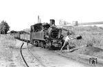 In Puddemin, auf halber Strecke zwischen Altefähr und Putbus, restauriert 99 553 am GmP 9201. Der GmP transportiert das häufigste Ladegut der Reichsbahn: Braunkohlenbriketts. (20.08.1966) <i>Foto: Gerd Wolff</i>