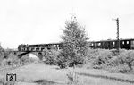 In der Ausfahrt aus Putbus kreuzt 99 4523 mit einem Personenzug nach Altefähr die Normalspurstrecke von Bergen auf Rügen nach Lauterbach Mole. Im Dezember 1967 wurde der Verkehr zwischen Putbus und Altefähr eingestellt und die Strecke später abgebaut.  (21.08.1966) <i>Foto: Gerd Wolff</i>