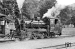 99 4632 wartet mit P 1261 nach Göhren eine Zugkreuzung im Bahnhof Binz Ost ab. (21.08.1966) <i>Foto: Gerd Wolff</i>