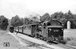 In dem eher verkehrlich unbedeutenden Haltepunkt Garftitz zwischen Binz und Sellin ist 99 4632 mit P 1261 nach Göhren eingefahren. (21.08.1966) <i>Foto: Gerd Wolff</i>