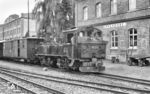 99 535 im Bahnhof Eppendorf auf der Schmalspurbahn Hetzdorf – Großwaltersdorf im Erzgebirge. Der am 1. Dezember 1893 eröffnete Bahnhof war Endpunkt des Abschnitts Hetzdorf (Flöhatal) – Eppendorf. Zwischen 1916 und 1951 fuhren die Züge über Eppendorf hinaus bis Großwaltersdorf. Der Bahnhof Eppendorf besaß ein Empfangsgebäude, Wirtschaftsgebäude, ein Wohnhaus und einen Lokschuppen, welche bis heute am Standort an der Bahnhofstraße vorhanden sind. Gütergleise und Ladestraße wurden für die Güterabfertigung genutzt. Nach der Einstellung des Personenverkehrs auf dem Abschnitt Hetzdorf (Flöhatal) – Eppendorf wurde die Station am 7. November 1967 als zunächst als Güterbahnhof genutzt, bis sie am 2. Januar 1968 mit Stilllegung der Strecke außer Betrieb ging. Das Bahnhofsareal dient heute als Busbahnhof der Gemeinde Eppendorf. Der Lokbahnhof Eppendorf war ab dem 1. Juni 1959 bis zum Ende der Betriebszeit dem Bahnbetriebswerk Thum unterstellt.  (1967) <i>Foto: Robin Fell</i>