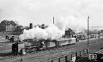 Die Erfurter 01 120 setzt im Bahnhof Bebra einen Postwagen aus dem D 200 (Ankunft 13.11 Uhr) um. Im Hintergrund wartet 01 1097 mit dem P 1616 nach Kassel. (18.03.1962) <i>Foto: Karl Wyrsch, Slg. D. Ammann</i>