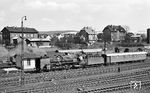 01 120 beschäftigt sich im Bahnhof Bebra mit dem Umsetzen eines Postwagens aus dem D 200. Die Erfurter 01, ab 1964 vermehrt die Baureihe 01.5, kamen bis zum Ende des Erfurter Schnellzug-Dampfbetriebs im Frühjahr 1973 in den westdeutschen Grenzbahnhof Bebra. (18.03.1962) <i>Foto: Karl Wyrsch, Slg. D. Ammann</i>
