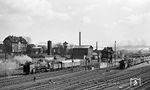 Ein schöner Blick von der Bahnhofsstraße auf die Nordausfahrt des Bahnhofs Bebra. Links rangiert 01 120 (Bw Erfurt), rechts steht 01 1097 aus Kassel. Dazwischen steht das Stellwerk "Bwf" aus dem Jahr 1932, das 1975 außer Betrieb ging. Dahinter befinden sich die damals umfangreichen Anlagen des Bahnbetriebswerks. (18.03.1962) <i>Foto: Karl Wyrsch, Slg. D. Ammann</i>
