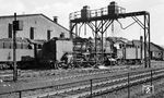 Die Erfurter 01 120 am Besandungsturm des Bw Bebra. Nachdem in Erfurt vermehrt die Reko-Loks der Baureihe 01.5 stationiert wurden, verschwand dort die Ursprungs-01. 01 120 wanderte am 21.04.1964 nach Magdeburg ab. (18.03.1962) <i>Foto: Karl Wyrsch, Slg. D. Ammann</i>