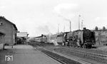 Nach dem Mauerbau 1961 wurden die Kontrollen an der DDR-Grenze intensiviert und die Grenzbahnhöfe verstärkt gesichert. Es kam zu einer deutlichen Angebotstrennung zwischen den (Transit-)Zügen nach Berlin und den (Interzonen-)Zügen in die DDR. Dennoch konnten die Züge über Wartha/Eisenach und in Berlin Friedrichstr. nach wie vor für die Ein-/Ausreisenden in die/aus der DDR genutzt werden. Es entfielen lediglich die Verkehrshalte in Erfurt und Leipzig. 01 120 (Bw Erfurt P) hat in Bebra den D 199 von Frankfurt/M nach Leipzig übernommen. In Wartha erwartete die Reisenden eine 40-minütige Grenzkontrolle. 10 Jahre vor dem Transitabkommen galt auch in der DDR noch der Begriff Interzonenzug für den Berlin-Verkehr.  (18.03.1962) <i>Foto: Karl Wyrsch, Slg. D. Ammann</i>