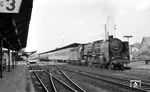 01 121 (Bw Erfurt) hat im damaligen deutsch-deutschen Grenzbahnhof Bebra den nächsten "Interzonenzug" D 197 (Mönchengladbach - Leipzig) übernommen. (18.03.1962) <i>Foto: Karl Wyrsch, Slg. D. Ammann</i>