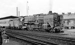 Vor dem D 197 präsentiert sich im Bahnhof Bebra die Erfurter 01 121 bis auf die zurückgeschnittenen Windleitbleche nahezu im Ablieferungszustand von 1935. Ein halbes Jahr später war sie in 01 505 rekonstruiert worden. (18.03.1962) <i>Foto: Karl Wyrsch, Slg. D. Ammann</i>