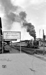 Für die Abfahrt des D 197 legt der Heizer der 01 121 im Bahnhof Bebra gut auf. Das Willkommensschild für die "Interzonenreisende" verschwand kurze Zeit später, möglicherweise, weil damals die "falsche Seite" auch diesen Begriff verwendete. Entgegen landläufiger Meinung wurde er auch von offiziellen DDR-Stellen gebraucht, z.B. von der DDR-Notenbank im MERKBLATT FÜR INTERZONENREISENDE für die Ein- und Ausfuhr von Zahlungsmitteln oder in den Instruktionen der Transportpolizei auf Bahnhöfen, auf denen "Interzonenzüge" hielten. (18.03.1962) <i>Foto: Karl Wyrsch, Slg. D. Ammann</i>