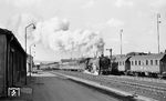 01 121 verlässt mit dem D 197 den Bahnhof Bebra. Für die 20 Kilometer bis zum DDR-Grenzbahnhof Wartha benötigte der Zug die stolze Fahrzeit von 23 Minuten, also einen Schnitt von ca. 60 km/h. (18.03.1962) <i>Foto: Karl Wyrsch, Slg. D. Ammann</i>
