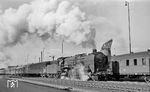Etwas fotografenfreundlicher - ohne geöffnete Zylinderhähne - beschleunigte 01 121 (ab November 1962: 01 505) den D 197 aus Bebra. An zweiter Stelle hinter der Lok läuft der AB-Wagen Bonn (- Paderborn) - Leipzig. Die Erfurter Lok fuhr hier den Umlauf D 198/D 197 (Bebra an 14.07 Uhr/Bebra ab 15.14 Uhr).  (18.03.1962) <i>Foto: Karl Wyrsch, Slg. D. Ammann</i>