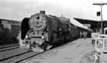 Am D 5 (Paris Est - Berlin Stadtb) steht die 01 184 des Bw Eisenach (Zugang von Erfurt P am 30.10.61). Planmäßige Abfahrt des Zuges war um 11.20 Uhr, was bereits durch die Uhr angezeigt wird, doch die Grunewalder Lokmannschaft inspiziert noch ihre Maschine. Die Lok lief in einem eintägigen Plan zwischen Wutha und Bebra (D 2 - D 5 / D 6 - D 1; tgl. Laufleistung 220 km). Diese besondere Umlauftechnologie ergab sich daraus, dass die DR für ein Bekohlen in Bebra keine Devisen bereithielt und die Berliner Lok deshalb nicht bis Bebra (386 km) durchlaufen konnten. Im April 1964 wurde 01 184 in 01 522 umgebaut.  (18.03.1962) <i>Foto: Karl Wyrsch, Slg. D. Ammann</i>
