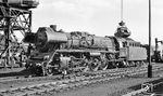 Die 1961 aus 39 028 rekonstruierte Erfurter 22 067 ergänzt im Bw Bebra ihre Kohlenvorräte. Es wird immer wieder kolportiert, dass die Reichsbahnloks mangels Devisen keine Kohle oder Öl in den West-Bw bunkern durften. Zahlreiche Bilder aus Bebra, Hof oder Altona widerlegen dies allerdings. Ob es immer eine "Goodwill-Aktion" der westlichen Bw war, mag daher bezweifelt werden. Vielmehr scheint es entsprechende Abkommen zwischen DR und DB gegeben zu haben. (18.03.1962) <i>Foto: Karl Wyrsch, Slg. D. Ammann</i>