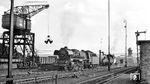 Die Erfurter 22 067 im Bw Bebra. Dahinter nimmt 56 715 Wasser. Die am 21.02.1961 aus 39 028 umgebaute 22er war wohl ein Überraschungsgast. Die Lok kann keinem der DB/DR Zugläufe zugeordnet werden. Den Güterverkehr nach Gerstungen erledigte die DB, nur die wenigen Güterzüge Bebra - Seddin/West-Berlin beförderte die DR mit Eisenacher 44ern. Zwar war der 18. März 1962 ein Sonntag, aber bei der damaligen "Eiszeit" fuhren abseits der Feiertage wohl keine Sonder- und Entlastungszüge.  (18.03.1962) <i>Foto: Karl Wyrsch, Slg. D. Ammann</i>