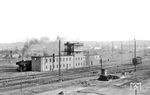 Blick in den Verschiebebahnhof Kassel, der sich auf einer Fläche von 40 Hektar überwiegend im Stadtteil Rothenditmold erstreckt. Die "Schaltzentrale" des Rangierbahnhofs ist das Stellwerk "Kvf" (heute "Krf") aus dem Jahr 1953, das in zwei Ebenen Stellbereiche steuert: Obere Etage mit 2 Stelltischen den Fahrbetrieb, untere Etage mit 2 Ablauftischen den Ablaufbetrieb. (08.1958) <i>Foto: Winfried Gronwald</i>