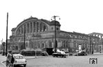 Mit Ende des Krieges lag der einstmals bedeutendste Bahnhof Berlins in Trümmern. In der Nachkriegszeit befand sich der Anhalter Bahnhof durch die erfolgte Sektorenbildung im Westteil Berlins. Da das Eisenbahnwesen für ganz Berlin weiterhin der Sowjetischen Militäradministration unterstand, hatten die sowjetischen Behörden wenig Interesse an dem Bahnhof. Sie konzentrierten sich in ihrem Bereich auf den Aufbau eines neuen (Haupt-)bahnhofes. Dazu wurde der Schlesische Bahnhof auserkoren, der später in Ostbahnhof umbenannt und zum neuen Hauptbahnhof ausgebaut wurde. Das ehemals quirlige Bahnhofsumfeld des Anhalter Bahnhofs mit dem Askanischen Platz zeigte sich im Mai 1959 fast menschenleer. (17.05.1959) <i>Foto: Winfried Gronwald</i>