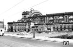 Am 15. März 1948 wurde die Dachkonstruktion des Anhalter Bahnhofs gesprengt, was noch als Maßnahme für den Wiederaufbau galt. Am 16. Juni 1948 wurde der rund um die Uhr betriebene Wartesaal wieder geöffnet, doch schon am 24. Juni 1948 wurde mit der Berlin Blockade für die Westsektoren aller Verkehr zu Lande, zu Wasser und auf der Schiene eingestellt. Vom Anhalter Bahnhof aus verkehrte nach Beendigung der Blockade kein Zug mehr in die westlichen Besatzungszonen. Trotz starken Widerstandes der Fachwelt und der Berliner Bevölkerung sollte das seit den 1930er Jahren unter Denkmalschutz stehende Bahnhofsgebäude auf Betreiben des damaligen Bausenators zum Abbruch freigegeben werden. Begründet wurde der Abriss teilweise mit der Notwendigkeit zum Neubau eines größeren Bahnhofes an gleicher Stelle, für den es bereits Architektenentwürfe gab, und mit der Einsturzgefahr der freistehenden Hallenwände. Der Abriss erwies sich aufgrund des sehr stabilen und harten Mauerwerksverbandes jedoch als derart schwieriges Unterfangen, dass mehrere Abrissfirmen sich wirtschaftlich verkalkulierten und in der Folge Konkurs anmelden mussten. 1959 wurde die Halle gesprengt und nur der Portikus mit einem Teil der überdachten gemauerten Vorfahrt (ganz links) blieb stehen.  (17.05.1959) <i>Foto: Winfried Gronwald</i>
