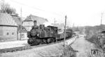 99 5904 rumpelt mit einem Nahgüterzug durch Straßberg (Harz), wo zwischen 1946 und 1983 die Selketalbahn Richtung Stiege endete. Im Frühjahr 1946 wurde die Selketalbahn bis auf die Abschnitte Eisfelder Talmühle – Hasselfelde und Herzogschacht–Lindenberg (seit 1952 Straßberg) demontiert und das Fahrzeug- und Gleismaterial nahezu vollständig als Reparationsleistung in die damalige Sowjetunion verbracht. Wegen der Bedeutung für den Transport von Flussspat begann im Herbst 1946 der Wiederaufbau zwischen Gernrode und Lindenberg, der sich wegen Materialmangels bis 1950 hinzog. Der Abschnitt Lindenberg – Stiege wurde zunächst nicht wieder aufgebaut. Erst 1983 erfolgte die Wiedererstellung des Abschnittes Straßberg – Stiege, vor allem, um die Versorgung des neuen Heizkraftwerkes Silberhütte mit Braunkohle von Nordhausen aus sicherzustellen.  (24.03.1975) <i>Foto: Joachim Schmidt</i>