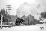 Durch die letzten Schneereste des Erzgebirges ist 58 1522 mit P 3603 nach Johanngeorgenstadt bei Breitenbrunn unterwegs. (01.04.1975) <i>Foto: Joachim Schmidt</i>