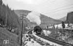 86 1615 auf dem ehemaligen zweigleisigen Streckenabschnitt bei Antonsthal. Als ab 1946 der Uranbergbau der sowjetischen SAG Wismut im Erzgebirge begann, wurde die Strecke nach Johanngeorgenstadt innerhalb kürzester Zeit für einen zweigleisigen Betrieb ausgebaut. Zwischen Schwarzenberg und Erla sowie zwischen Breitenbrunn und Erlabrunn wurde die Strecke sogar komplett neu trassiert, was auch den Neubau eines Tunnels bei Schwarzenberg sowie des Güterbahnhofes Breitenbrunn einschloss. Trotz des hauptbahnmäßigen Ausbaus gelang es jedoch nicht, alle engen Gleisbögen so aufzuweiten, dass die zugelassene Streckengeschwindigkeit von 40 km/h erhöht werden konnte. Nach Ende des Uranbergbaus wurde am 1. Juli 1964 die Strecke wieder zur Nebenbahn herabgestuft. Zwischen Erla und Johanngeorgenstadt wurde das zweite Gleis in den 1970er Jahren abgebaut. Noch 1980/81 verkehrten auf der Strecke insgesamt 14 Personenzugpaare, die in der Mehrzahl nach Zwickau (Sachs) Hbf durchgebunden waren. (01.04.1975) <i>Foto: Joachim Schmidt</i>