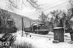 DR 110 145 (Bw Saalfeld/Saale) mit einem Personenzug in Sitzendorf auf der auch als Schwarzatalbahn bekannten Bahnstrecke Rottenbach – Katzhütte. (04.01.1980) <i>Foto: Joachim Schmidt</i>