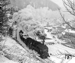 Im Jahr 1980 sollte die pr. T 20 auf den thüringischen Gebirgsstrecken schon längst durch die in Rumänien gebaute Diesellok der Baureihe 119 ersetzt worden sein. Die inakzeptable Qualität der neuen Lokomotiven, ihre hohe Störanfälligkeit und Ersatzteilprobleme gaben der völlig abgewirtschafteten Baureihe 95 noch eine letzte Gnadenfrist. 95 0015 fährt mit P 18004 aus Sonneberg in Lauscha ein. Zwei Monate später wurde sie abgestellt. (05.01.1980) <i>Foto: Joachim Schmidt</i>