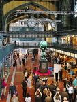 Die Atlas-Skulptur, die einst auf dem Dach des Hamburger Hauptbahnhofs stand, ist nach ihrer Restaurierung wieder ihre alte Heimat zurückgekehrt. Bis zum Herbst 2023 wird sie in der Wandelhalle des Hauptbahnhofs ausgestellt, bevor die rund 2,8 Meter große und 270 Kilogramm schwere Figur nach knapp 80 Jahren zurück auf den Giebel des Bahnhofs am Ausgang Glockengießerwall gebracht werden wird. Die Figur fand sich in einem Teich in einer ehemaligen Eisenbahnersiedlung in Hamburg-Wilhelmsburg. Dorthin hatten Eisenbahner zwei baugleiche Figuren nach den Zerstörungen des Zweiten Weltkriegs in Sicherheit gebracht. Aus den beschädigten beiden Skulpturen fertigten sie in den 1960er Jahren eine neue an. Das Bild zeigt die Enthüllung der restaurierten Figur in der Wandelhalle. (22.05.2023) <i>Foto: Benno Wiesmüller</i>